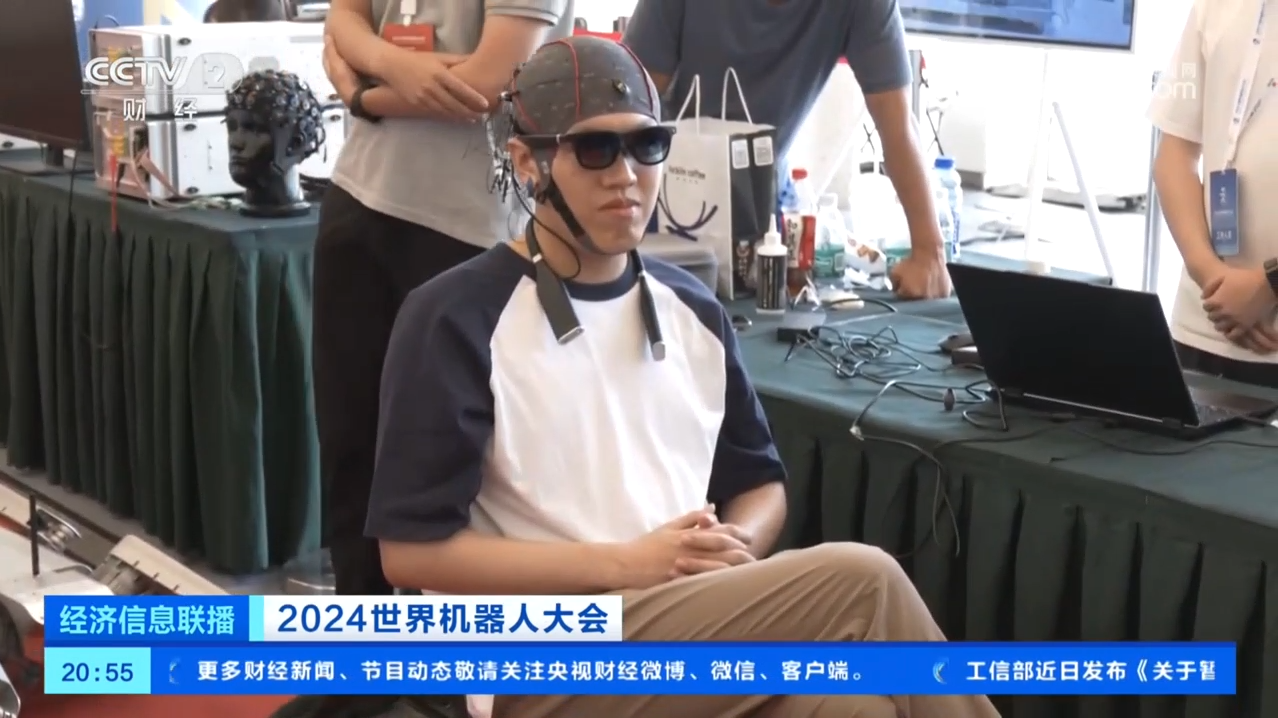 男人的照片上写着字AI 生成的内容可能不正确。